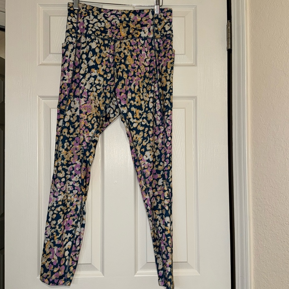 Tek Gear leggings with side pockets size large.